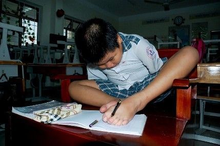 Cậu học sinh lớp 5 không có tay bẩm sinh vẫn học giỏi